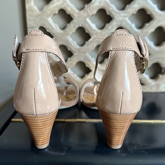 Donald J Pliner natural suede/patent sandal - Picture 3 of 8